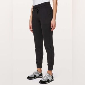 Lululemon Ready To Rulu Pant *29"
Black size 20